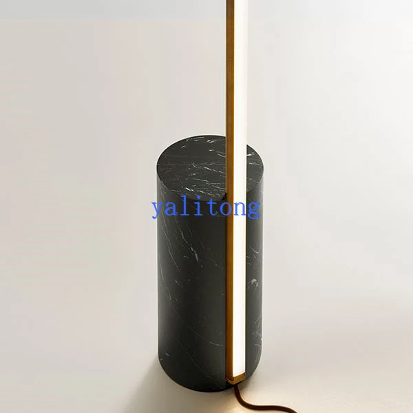 Stehlampe mit Sockel aus schwarzem Marquina-Marmor