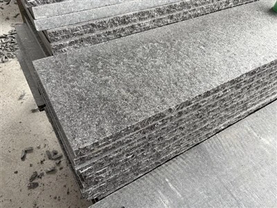 Stufen aus schwarzem Granit