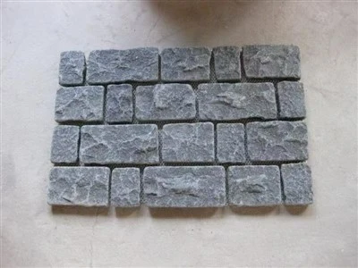 Kopfsteinpflaster auf Gitterplatten