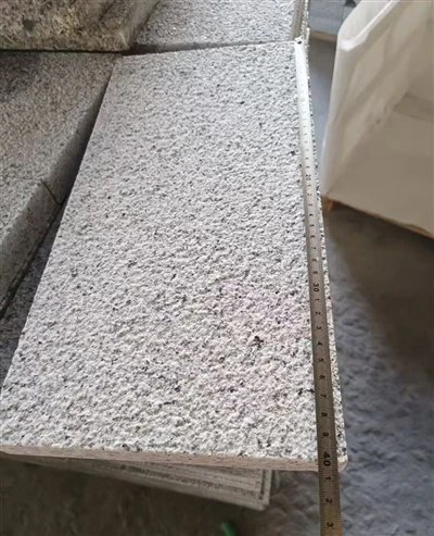 Hellgraue Granitfliesen