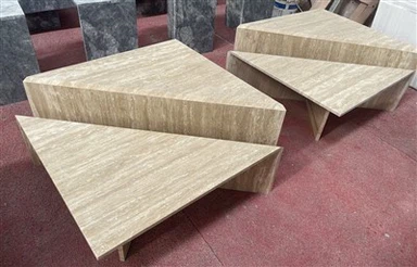 Dreieckige Couchtische aus Travertin