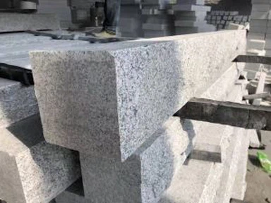 Hellgrauer Granit-Briefkastenpfosten