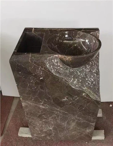 Badezimmer mit Standwaschbecken aus braunem Mousse-Marmor