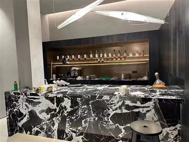 Kücheninsel aus schwarzem Marmor