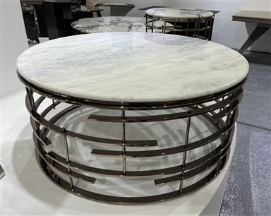 Metallmöbel mit Steinplatten