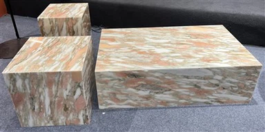 Zusammenbau eines Couchtischs mit Sockel aus norwegischem Rosenmarmor