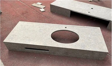 Badezimmer mit Waschtischplatten aus grauem Kalkstein in Portugal